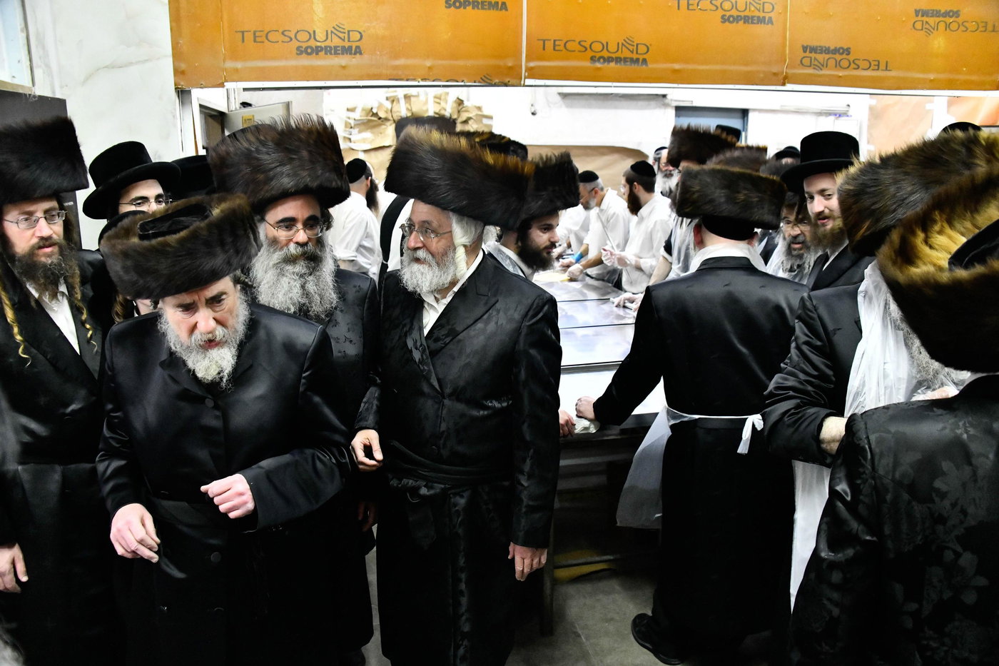 האדמו"ר מרחמסטריווקא באפיית מצות ערב פסח