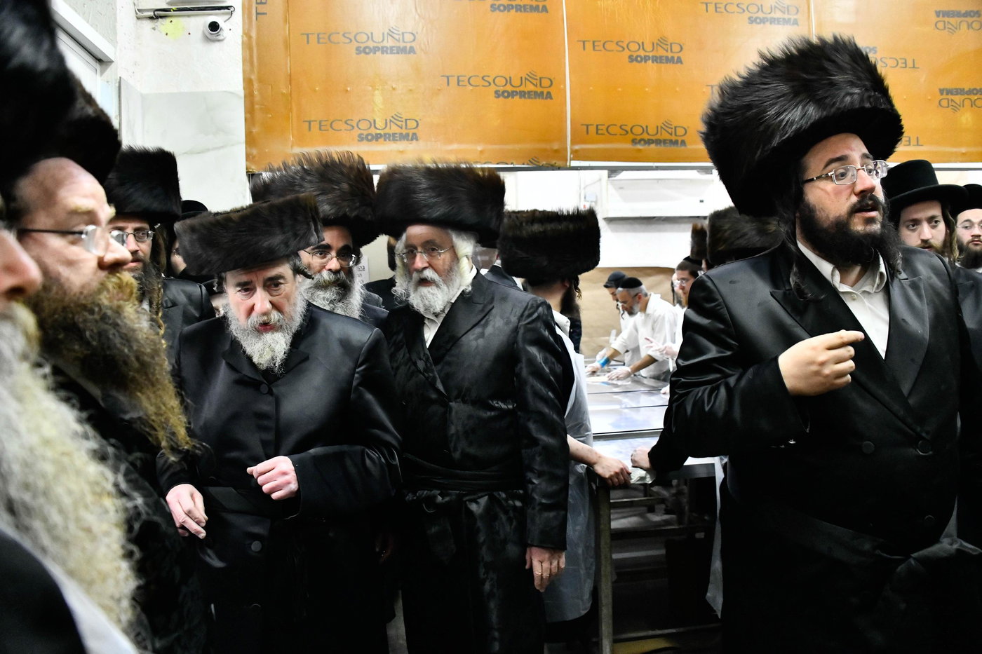 האדמו"ר מרחמסטריווקא באפיית מצות ערב פסח