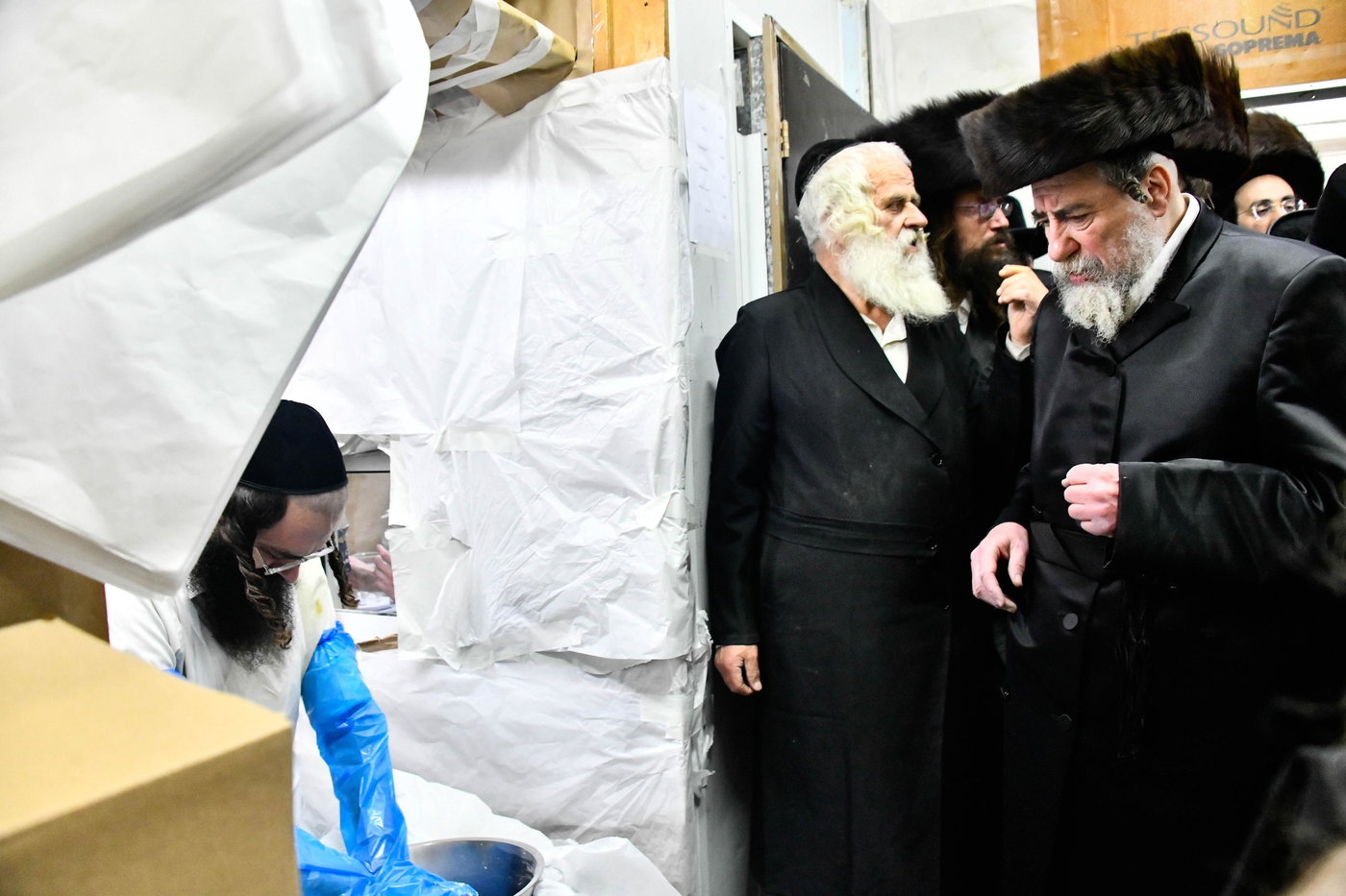 האדמו"ר מרחמסטריווקא באפיית מצות ערב פסח