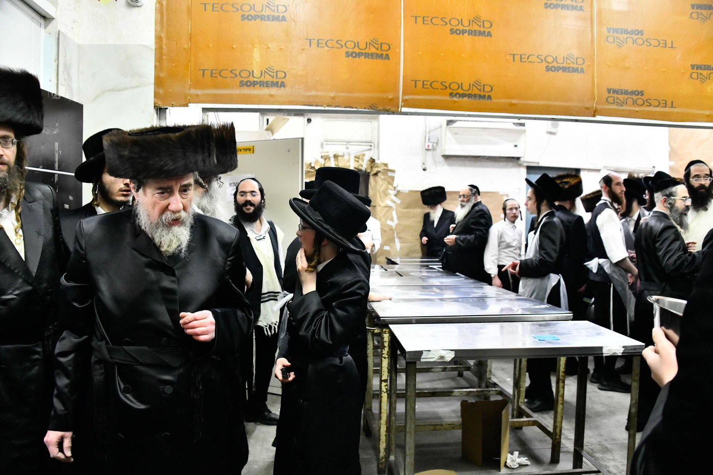 האדמו"ר מרחמסטריווקא באפיית מצות ערב פסח