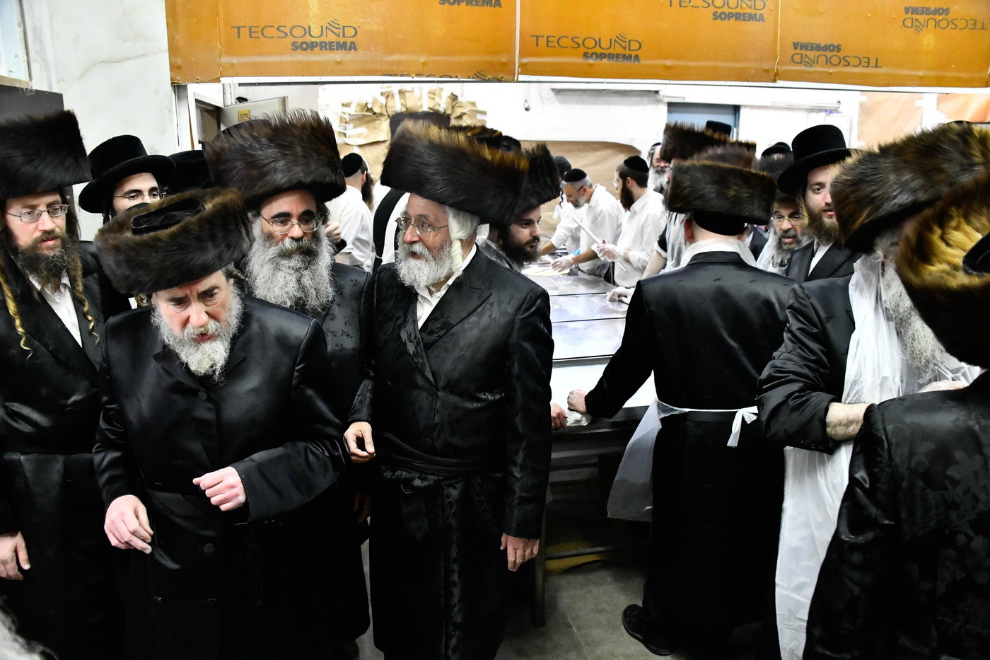 האדמו"ר מרחמסטריווקא באפיית מצות ערב פסח