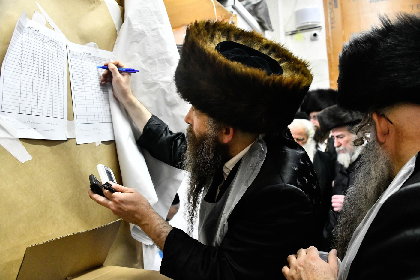 האדמו"ר מרחמסטריווקא באפיית מצות ערב פסח