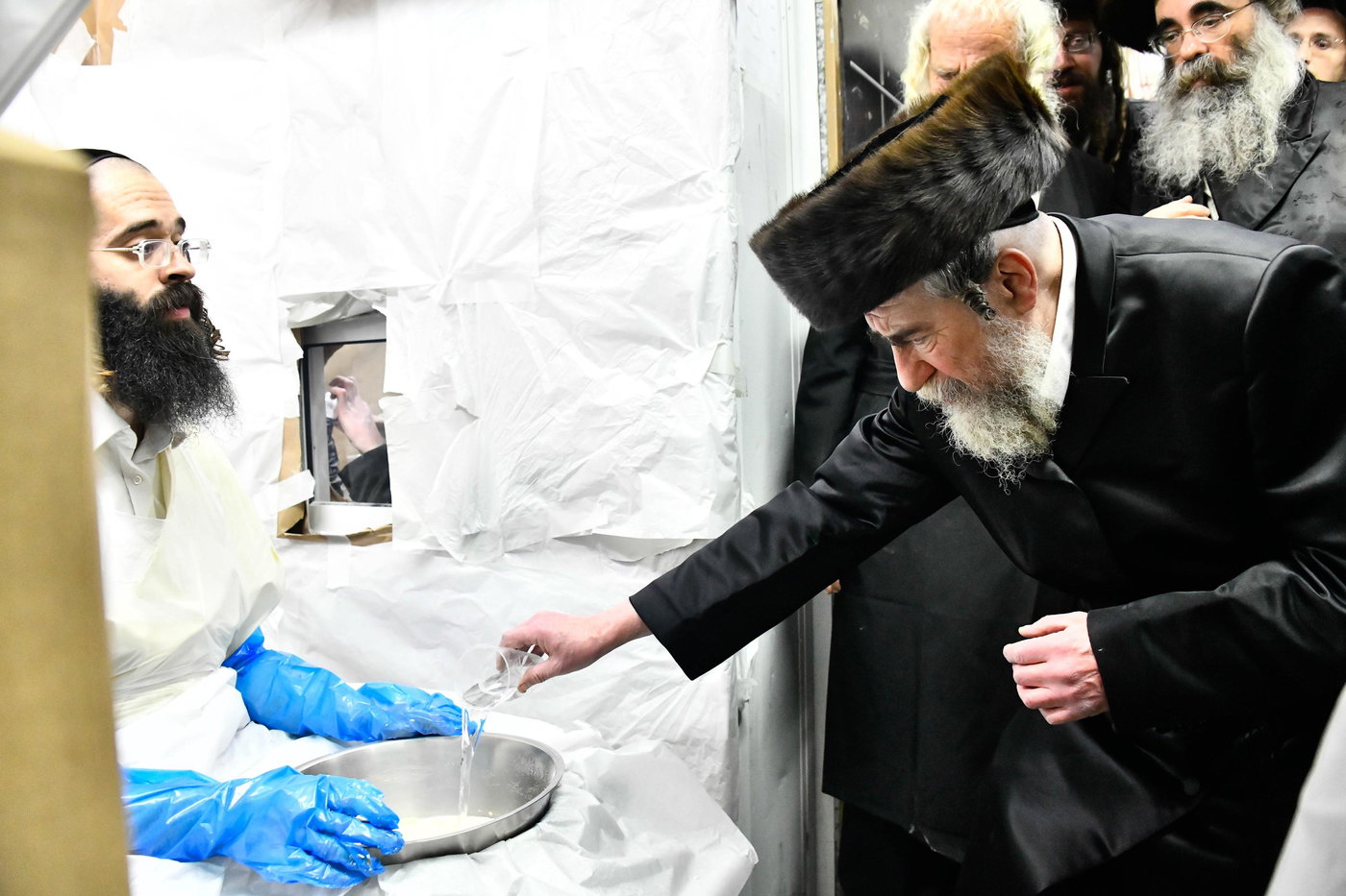 האדמו"ר מרחמסטריווקא באפיית מצות ערב פסח