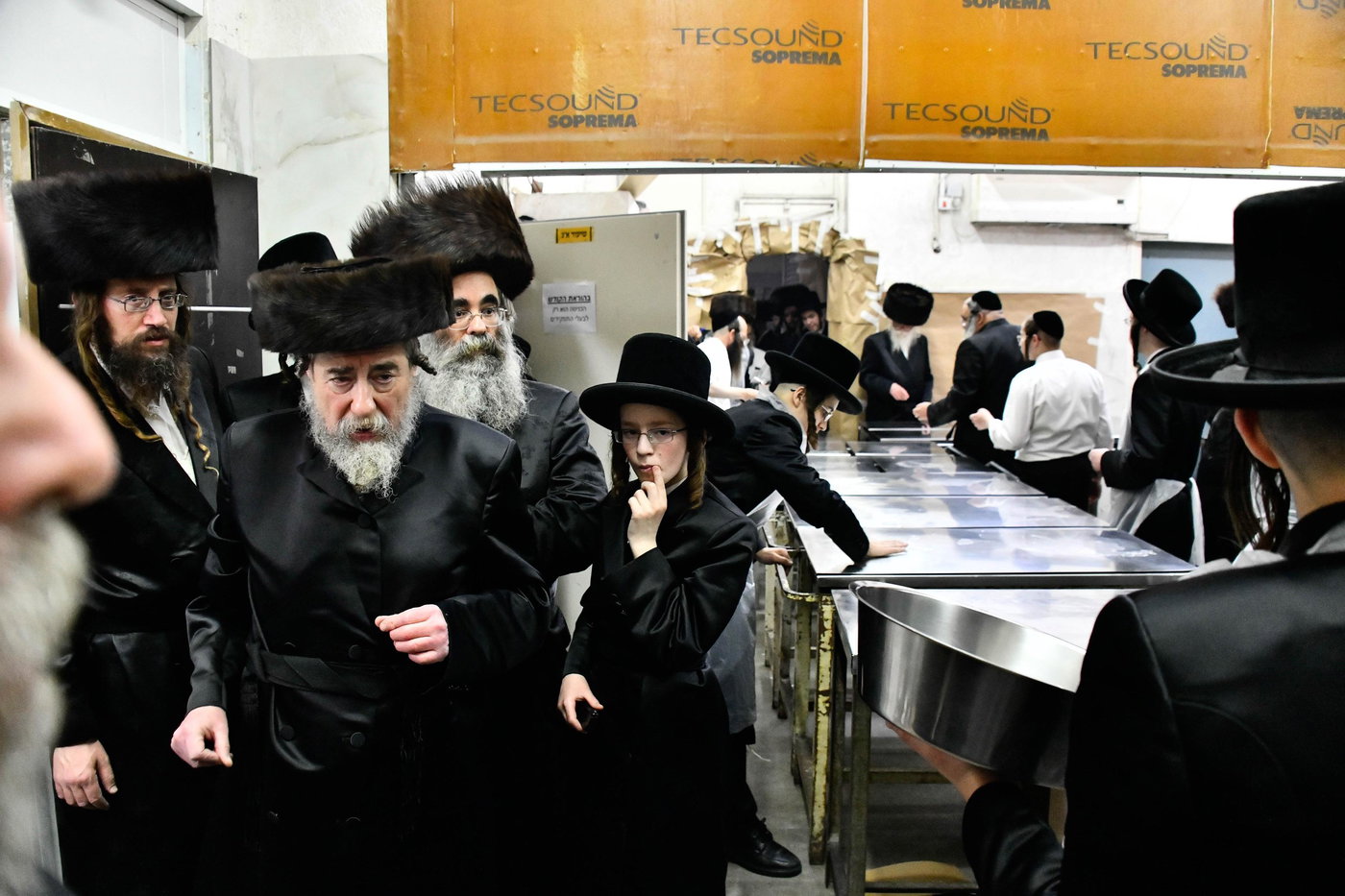 האדמו"ר מרחמסטריווקא באפיית מצות ערב פסח