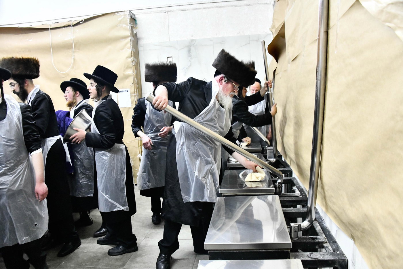 האדמו"ר מרחמסטריווקא באפיית מצות ערב פסח