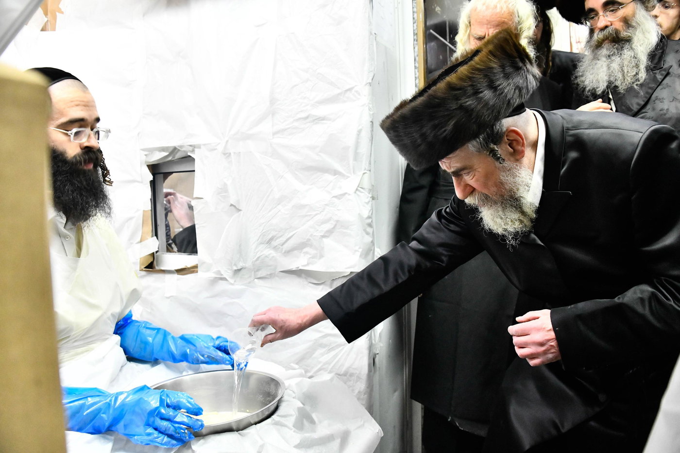 האדמו"ר מרחמסטריווקא באפיית מצות ערב פסח