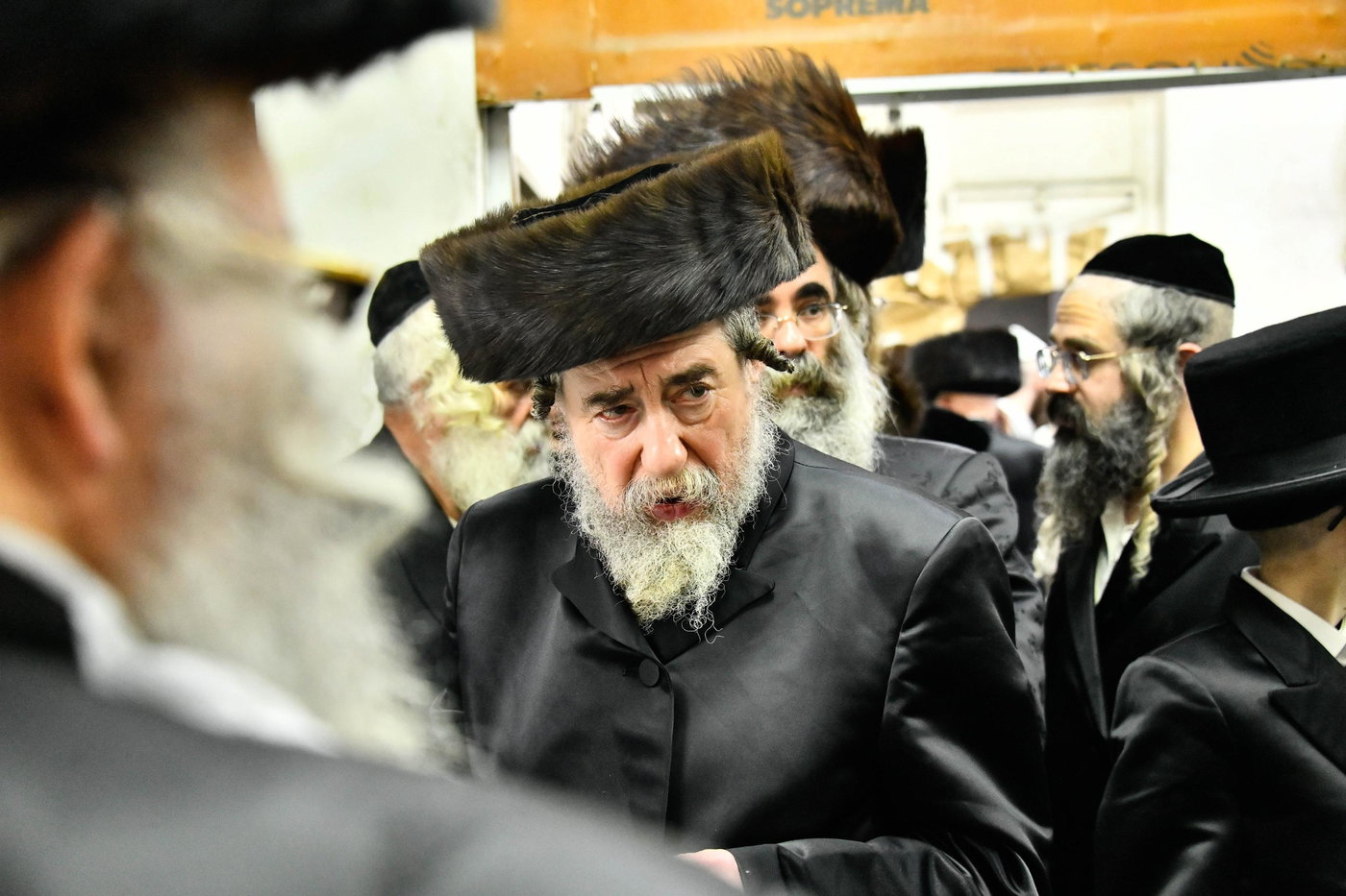 האדמו"ר מרחמסטריווקא באפיית מצות ערב פסח