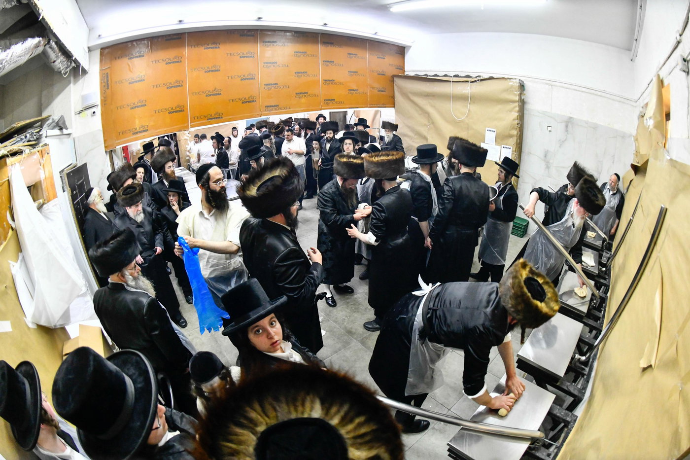 האדמו"ר מרחמסטריווקא באפיית מצות ערב פסח