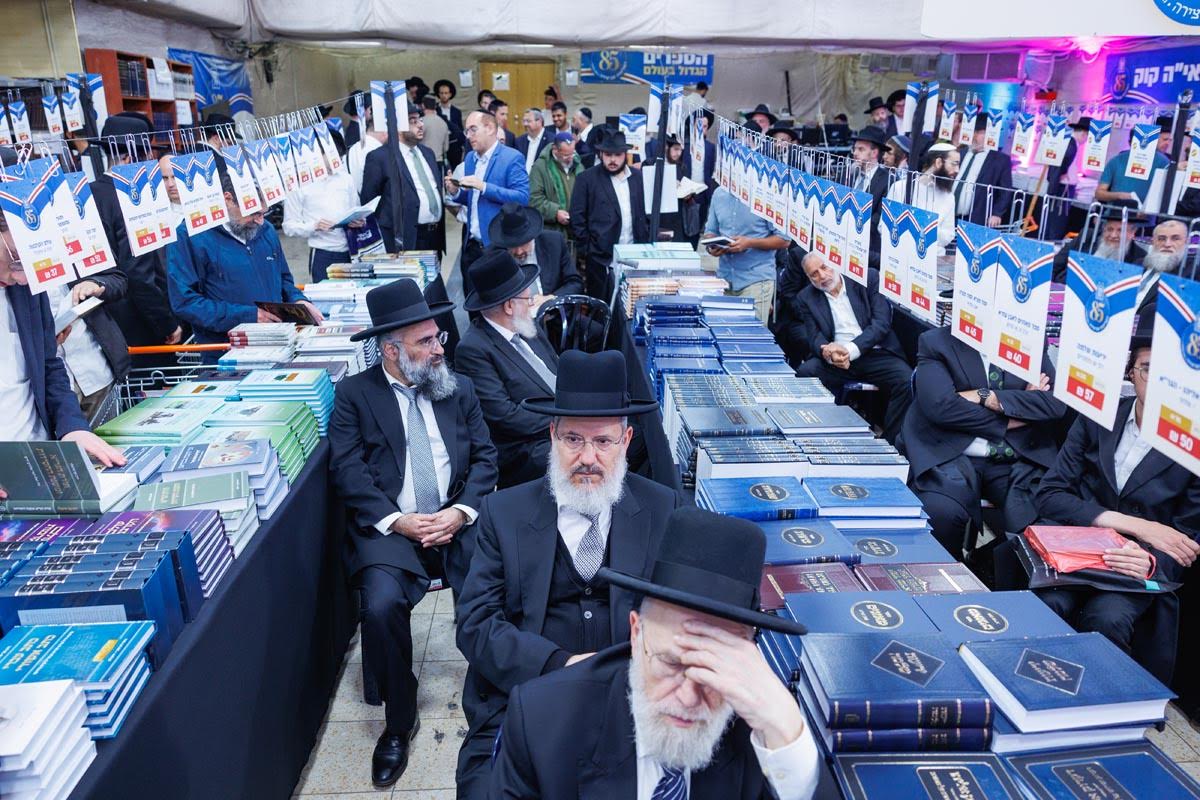 "בתקופות מורכבות כמו זו נחשף הכוח הפנימי של עם הספר", אומר הרב יהודה רפאל, יו"ר ההנהלה