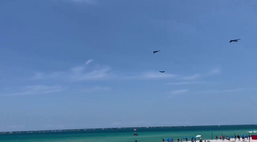 מטוסי ה-B-1, ה-B-2 וה-B-52 קישטו את קו הרקיע של חוף מיאמי