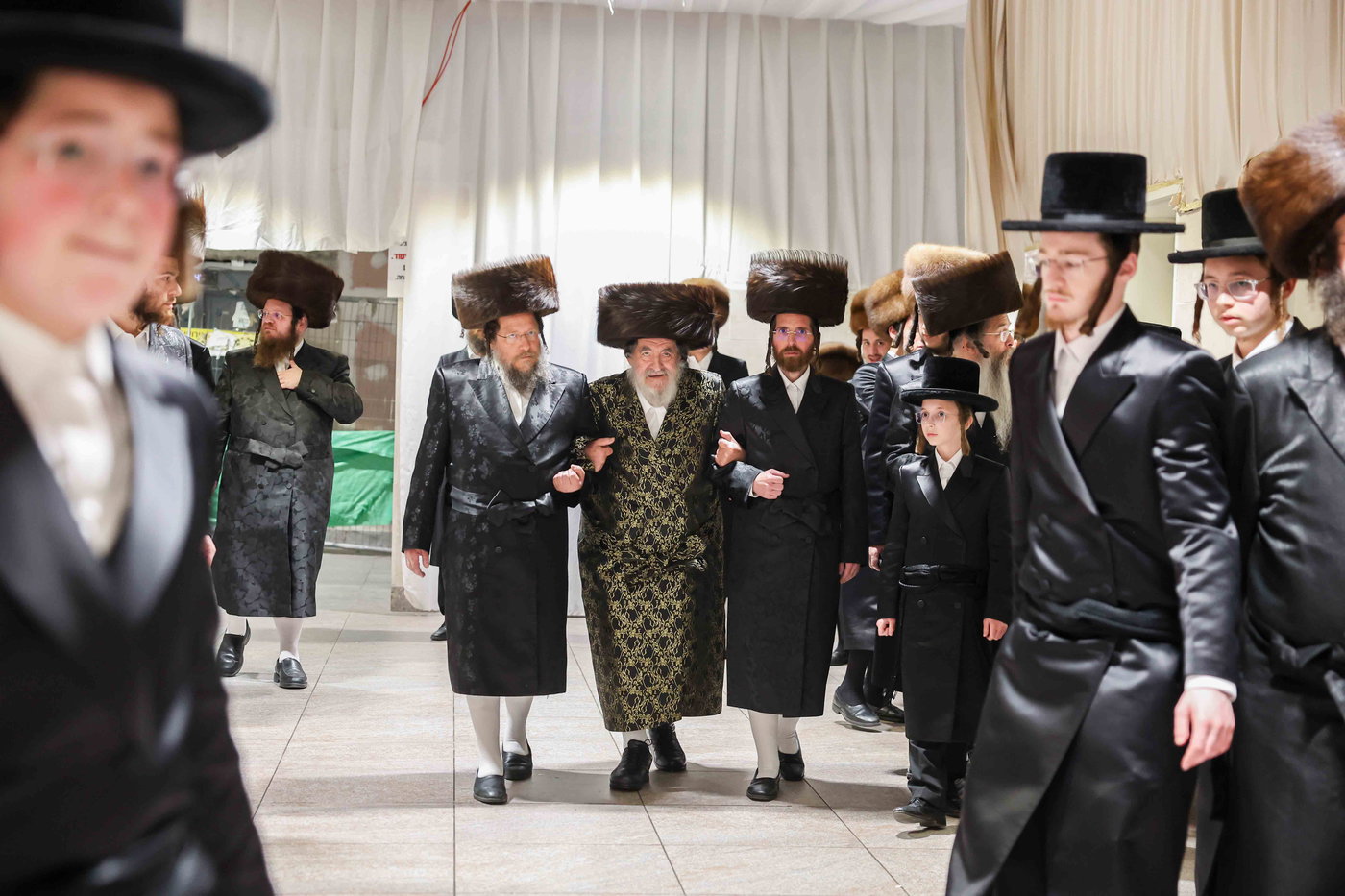 האדמו"ר מויז'ניץ בטיש חול המועד פסח