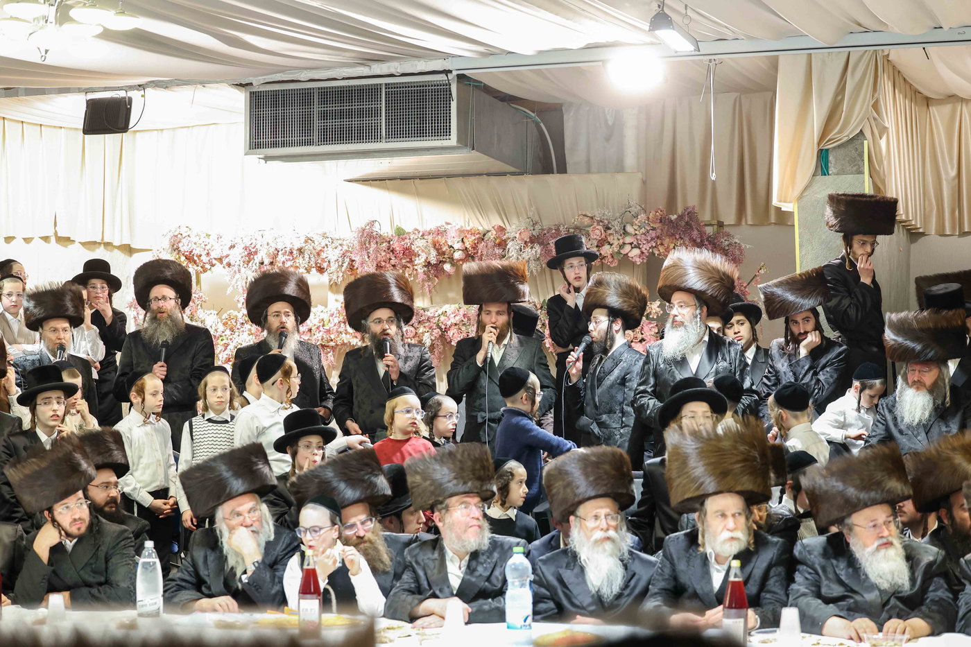 האדמו"ר מויז'ניץ בטיש חול המועד פסח