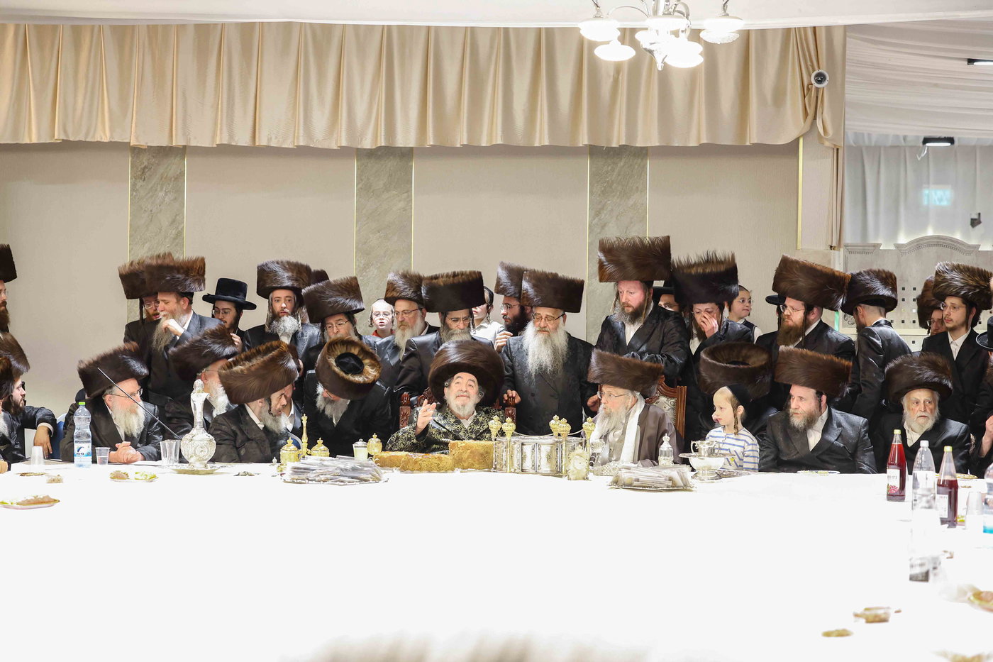 האדמו"ר מויז'ניץ בטיש חול המועד פסח