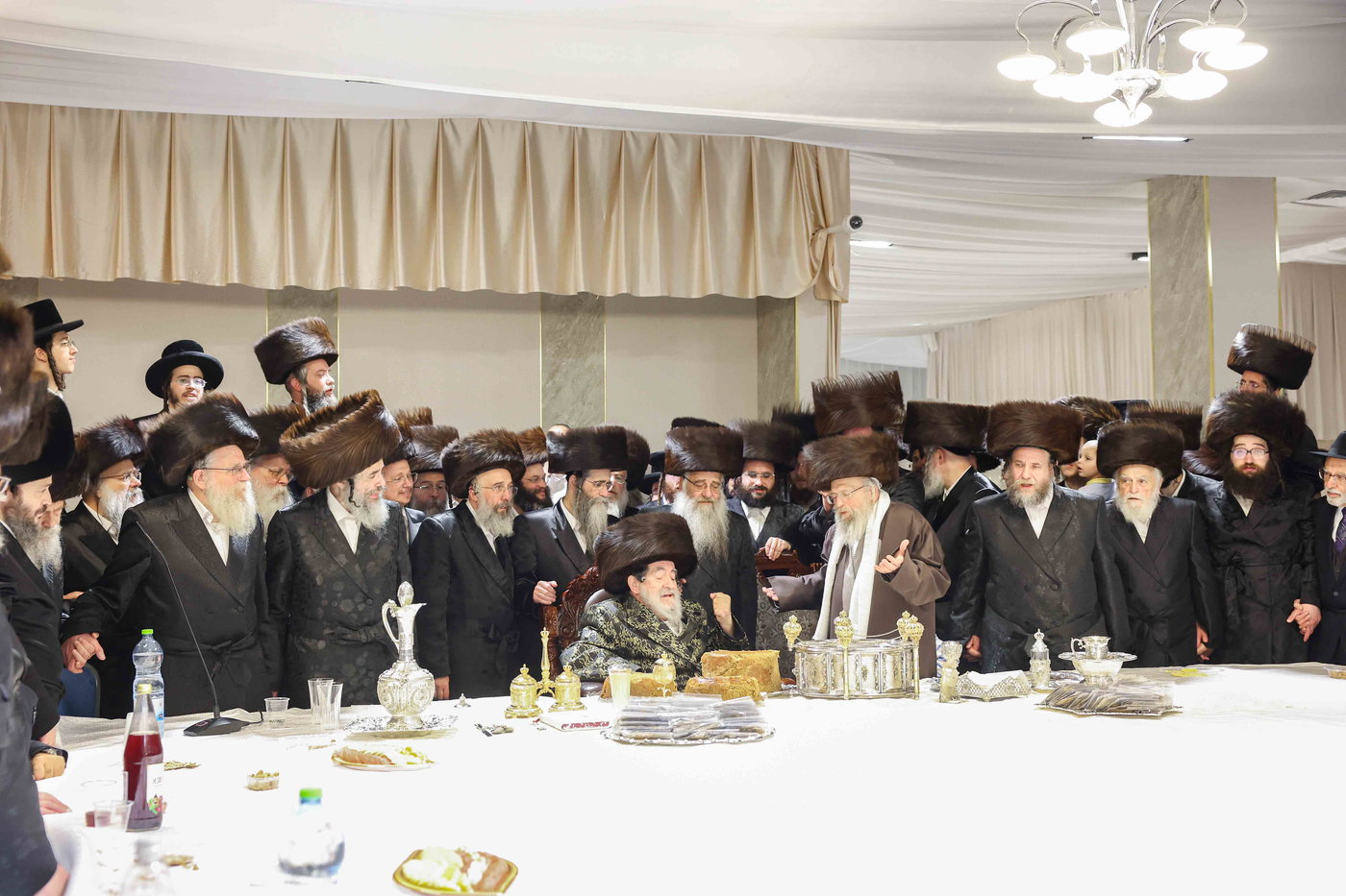 האדמו"ר מויז'ניץ בטיש חול המועד פסח