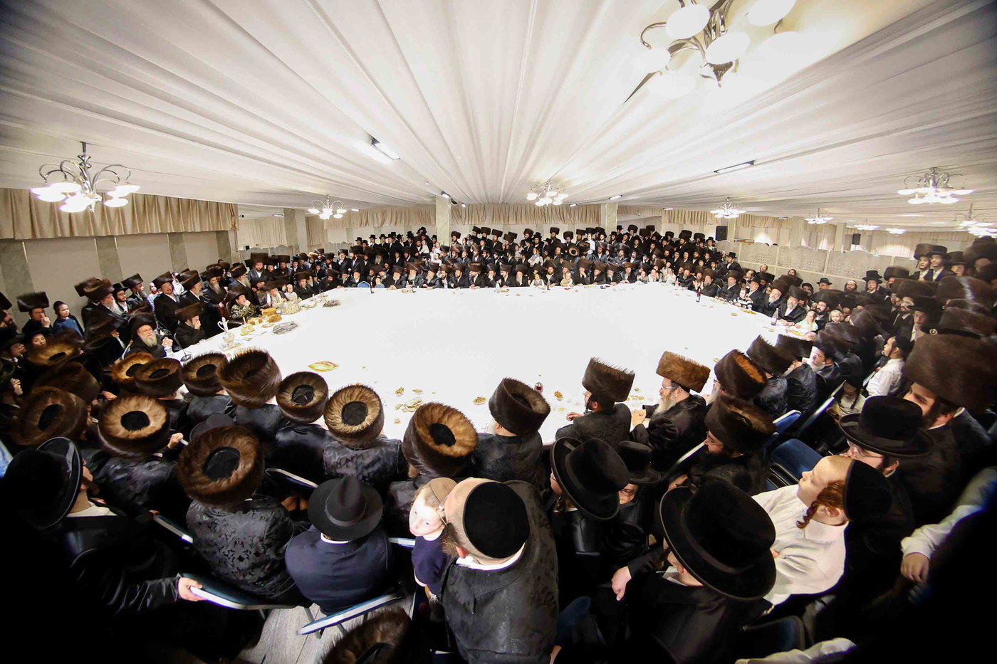 האדמו"ר מויז'ניץ בטיש חול המועד פסח