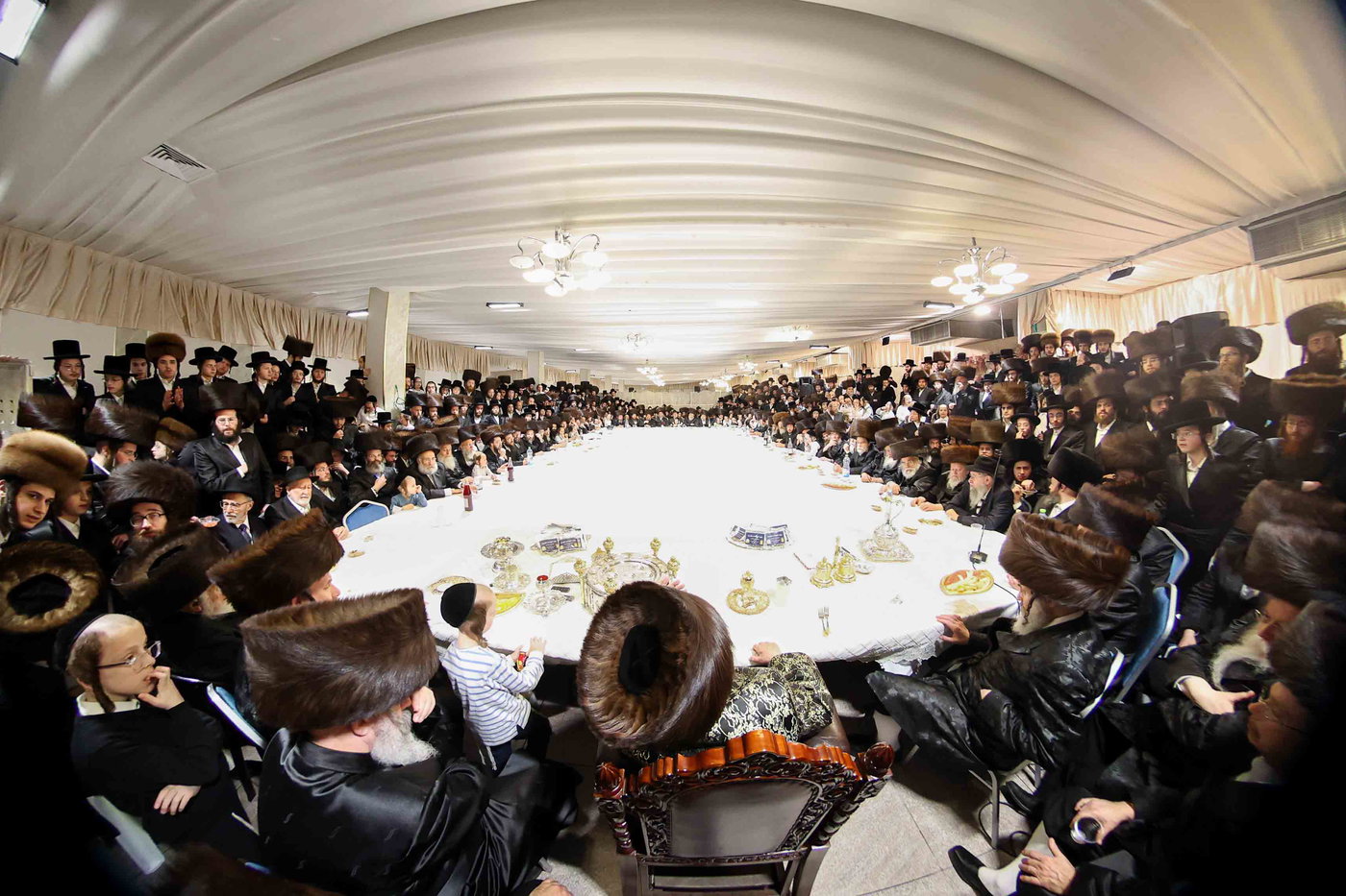 האדמו"ר מויז'ניץ בטיש חול המועד פסח