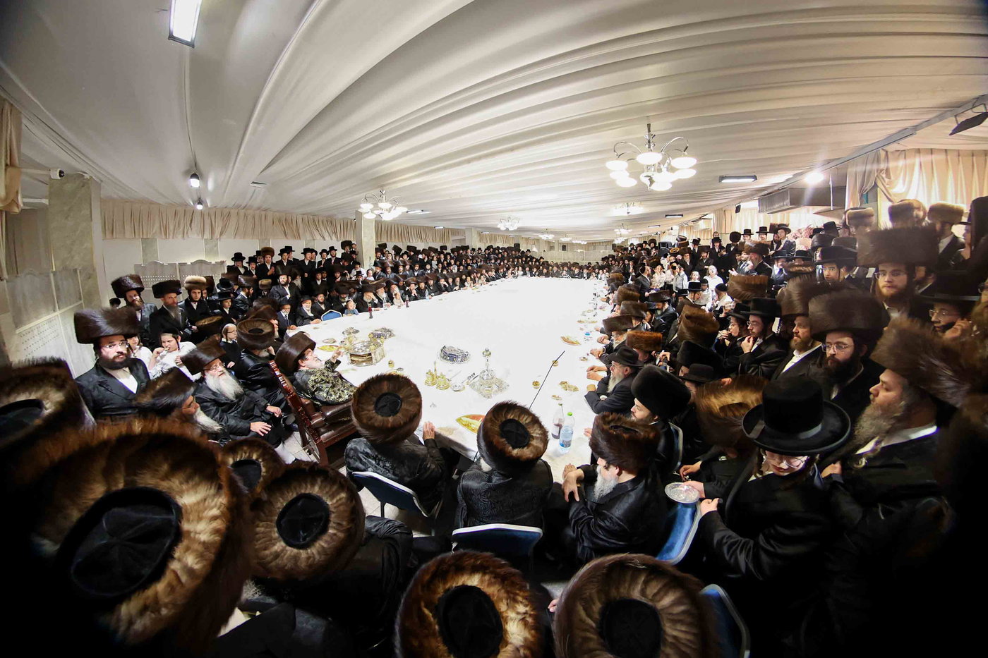 האדמו"ר מויז'ניץ בטיש חול המועד פסח