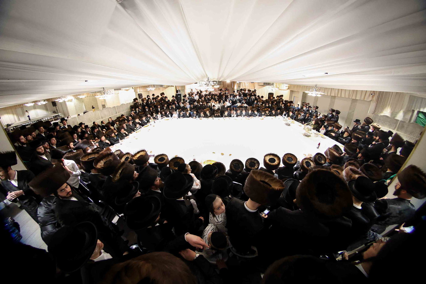 האדמו"ר מויז'ניץ בטיש חול המועד פסח