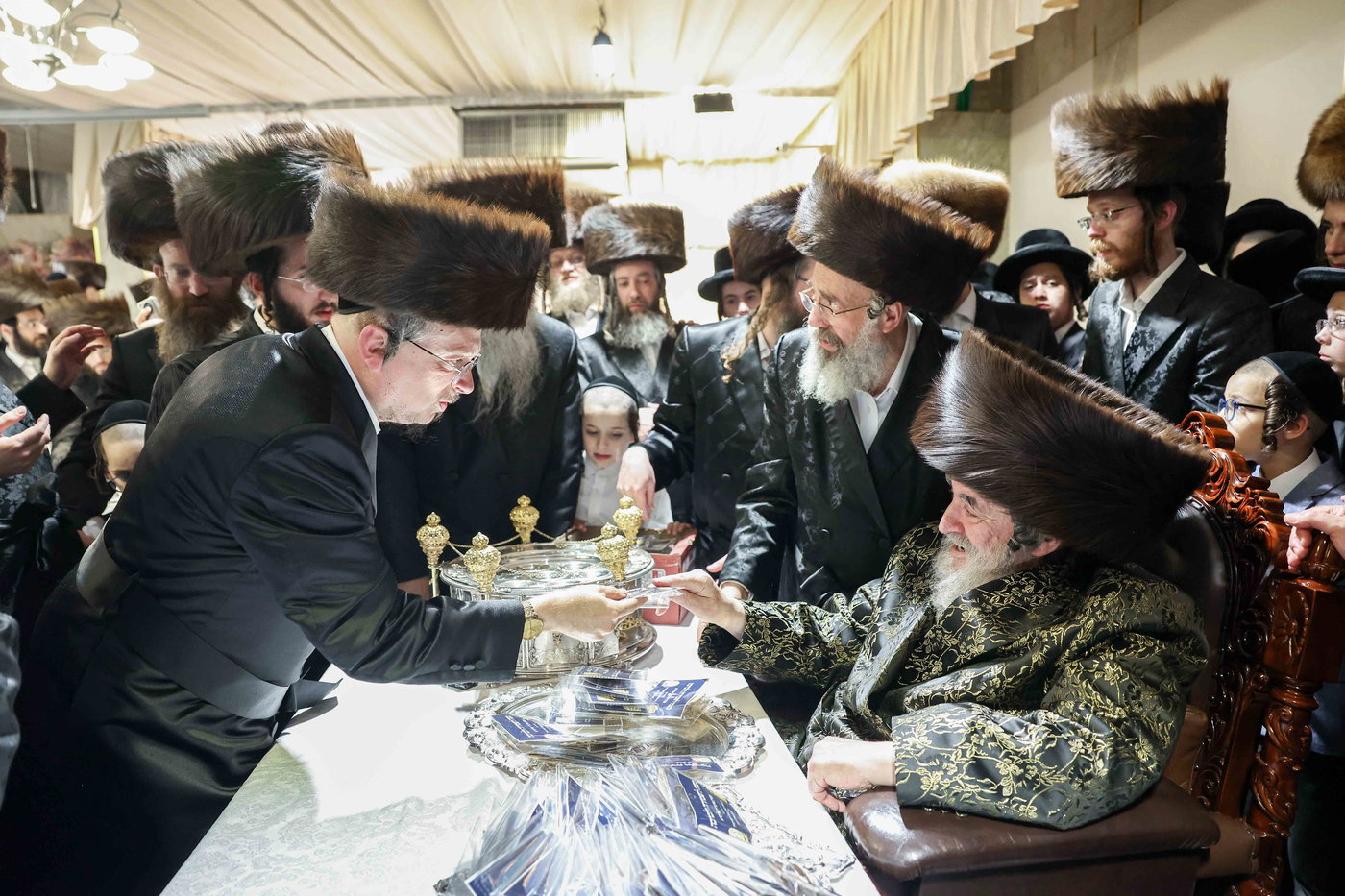 האדמו"ר מויז'ניץ בטיש חול המועד פסח