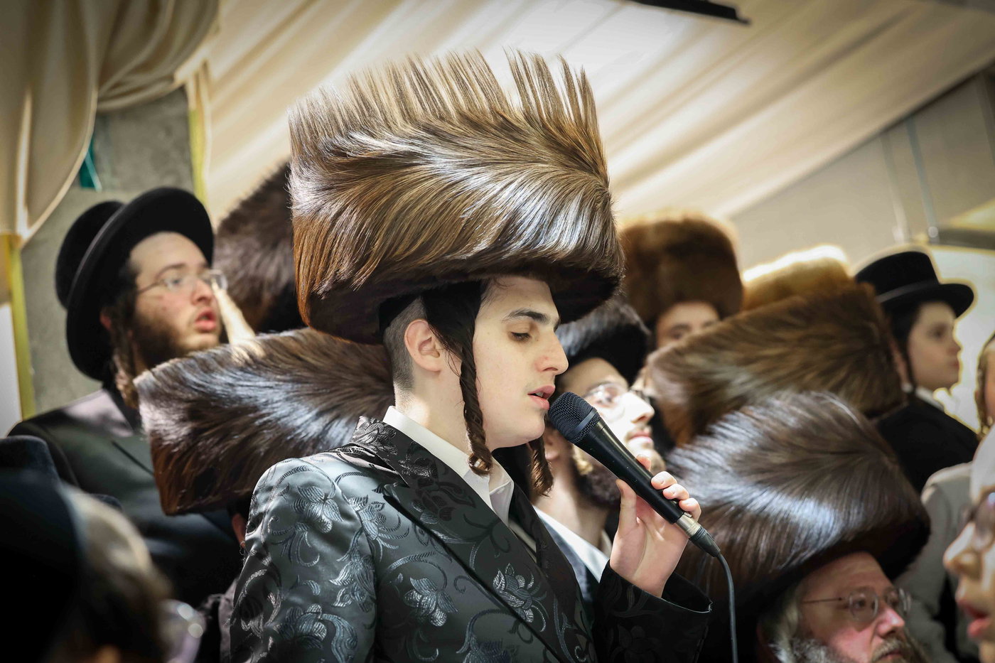 האדמו"ר מויז'ניץ בטיש חול המועד פסח