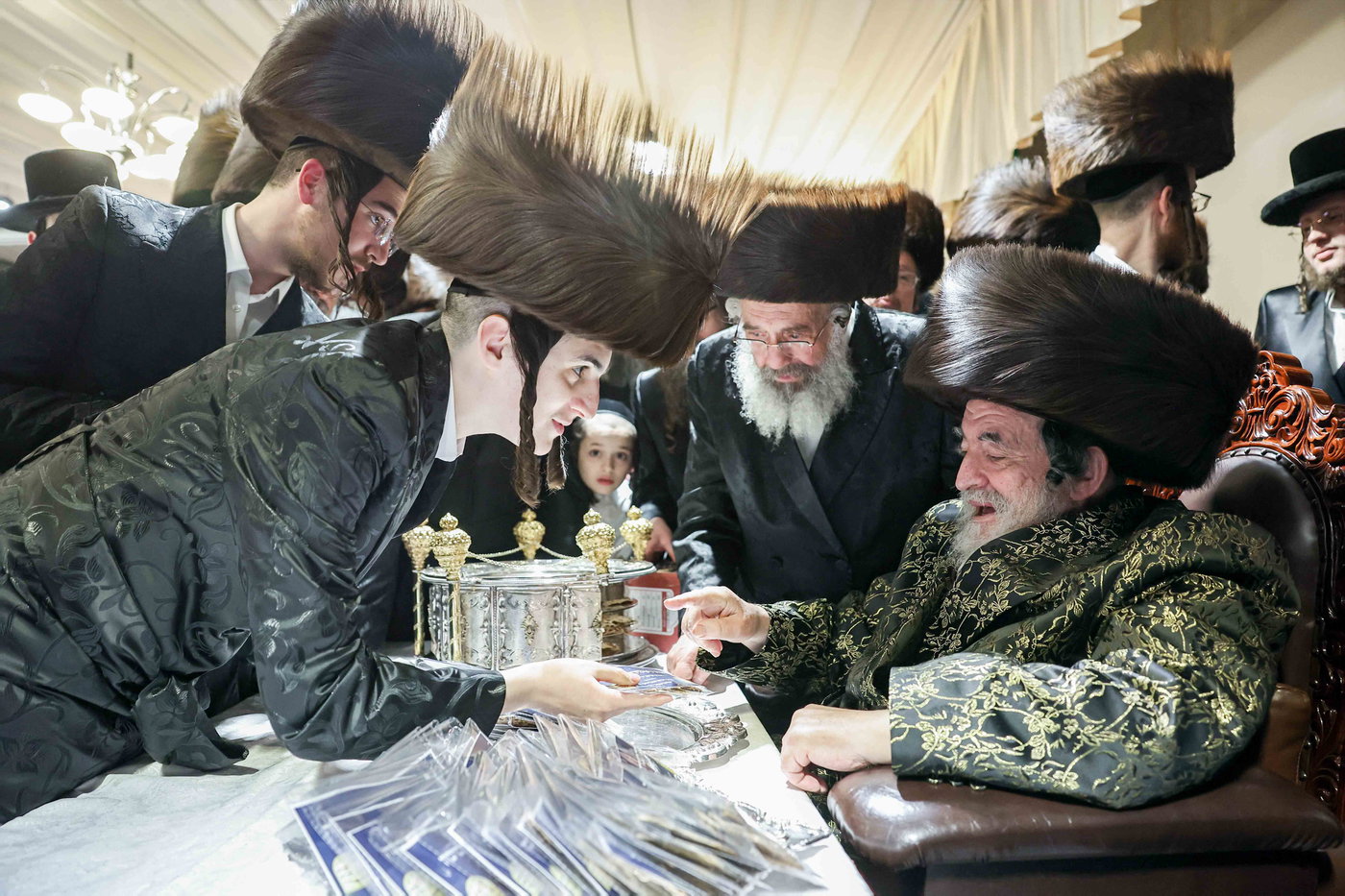 האדמו"ר מויז'ניץ בטיש חול המועד פסח