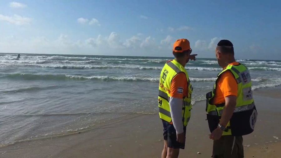 דרמה בחוף צאנז בנתניה: בחור ישיבה במצב אנוש לאחר שטבע, סריקות אחר אחיו - הנעדר במים