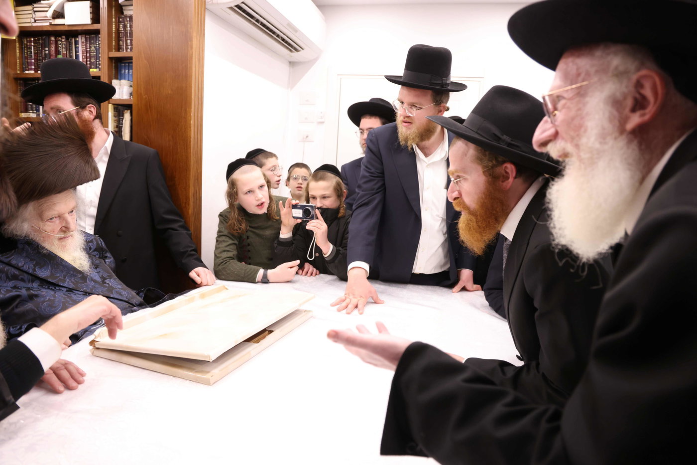 חג הפסח במעונו של הגר"מ שטרנבוך