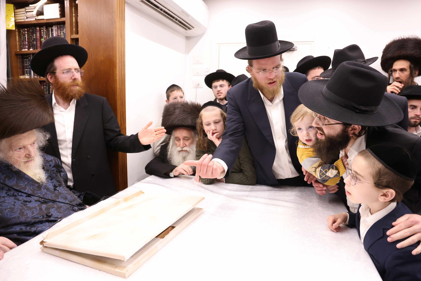 חג הפסח במעונו של הגר"מ שטרנבוך