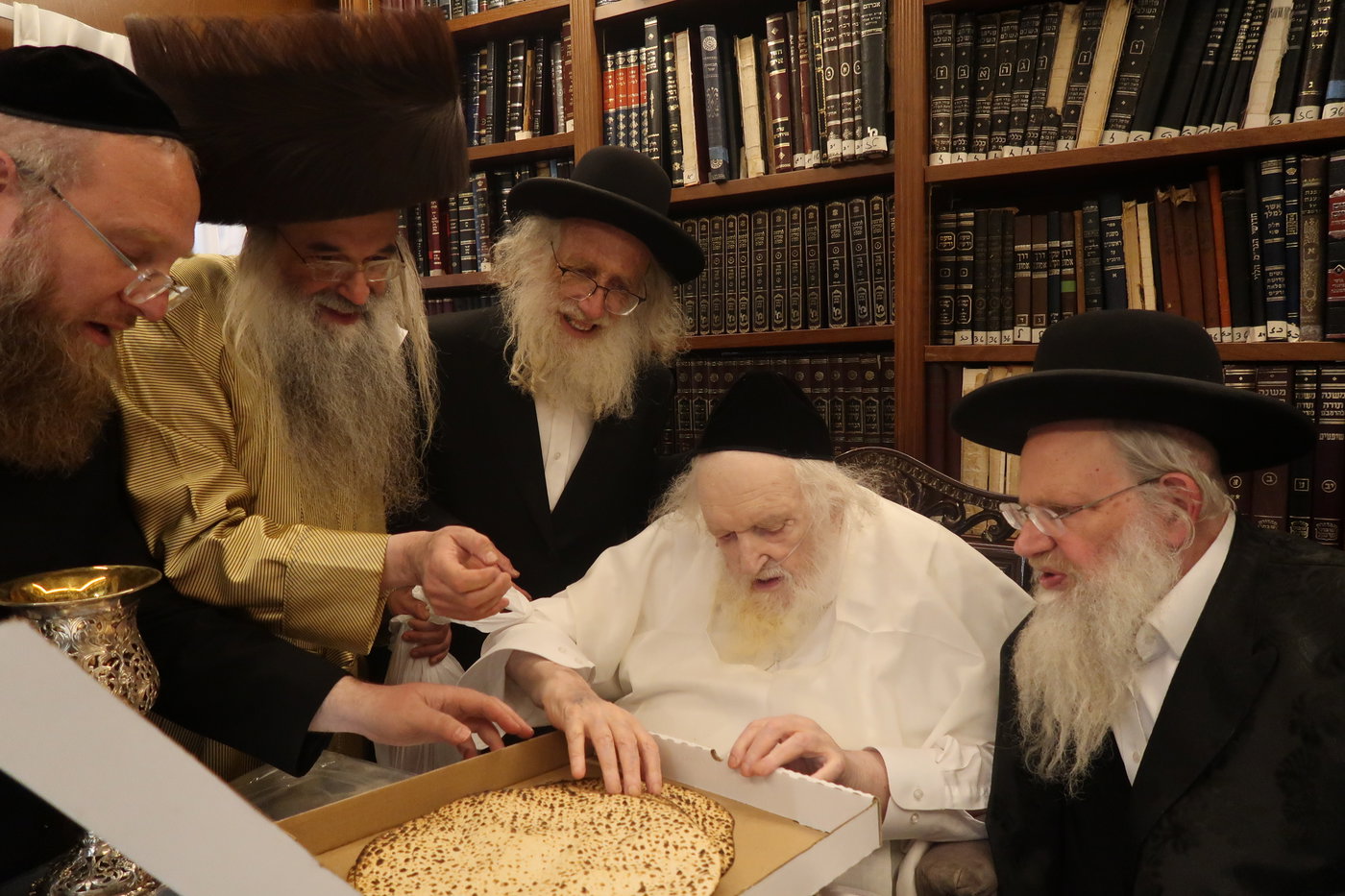 חג הפסח במעונו של הגר"מ שטרנבוך