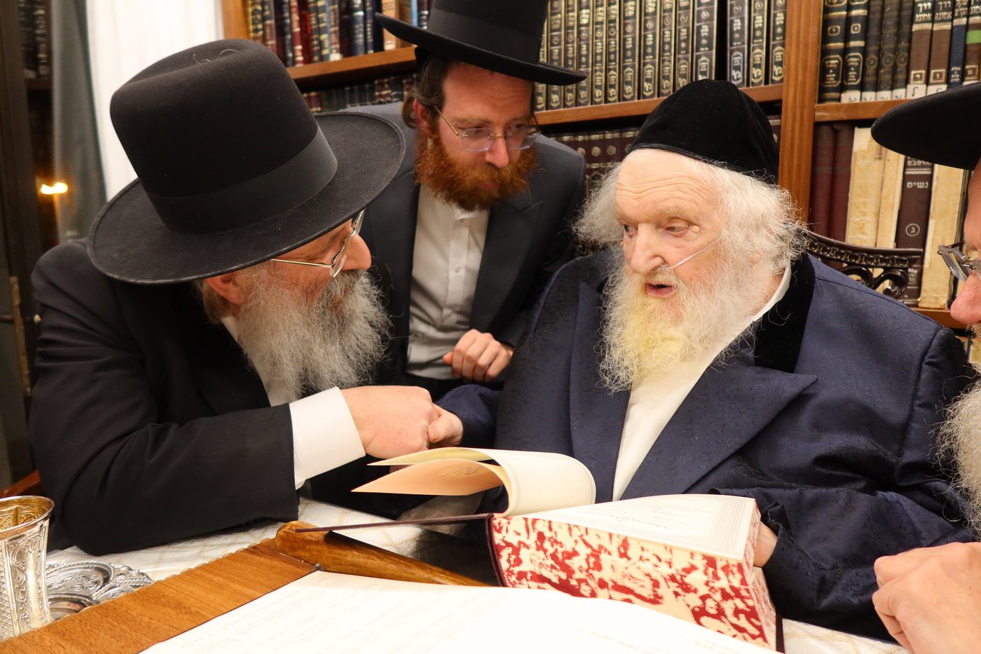 חג הפסח במעונו של הגר"מ שטרנבוך