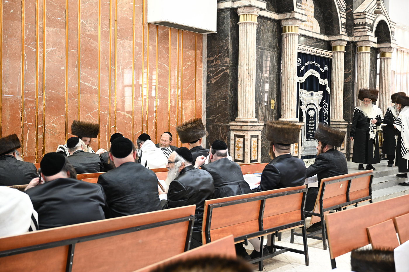 האדמו"ר מצאנז סוקר את מסגרת הלימודים בימי חול המועד