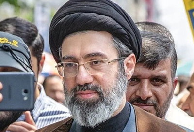 מותג'בא חמינאי סובל מ"עיוותים בפנים"; האם גם איבד את אחד מרגליו?