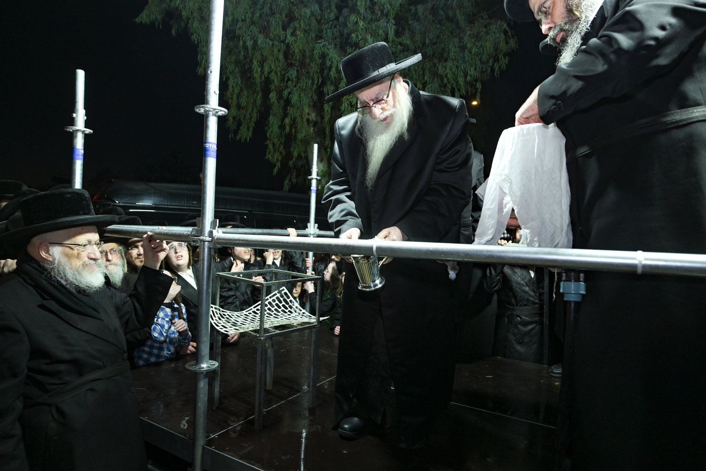 האדמו"ר מצאנז בשאיבת מים שלנו