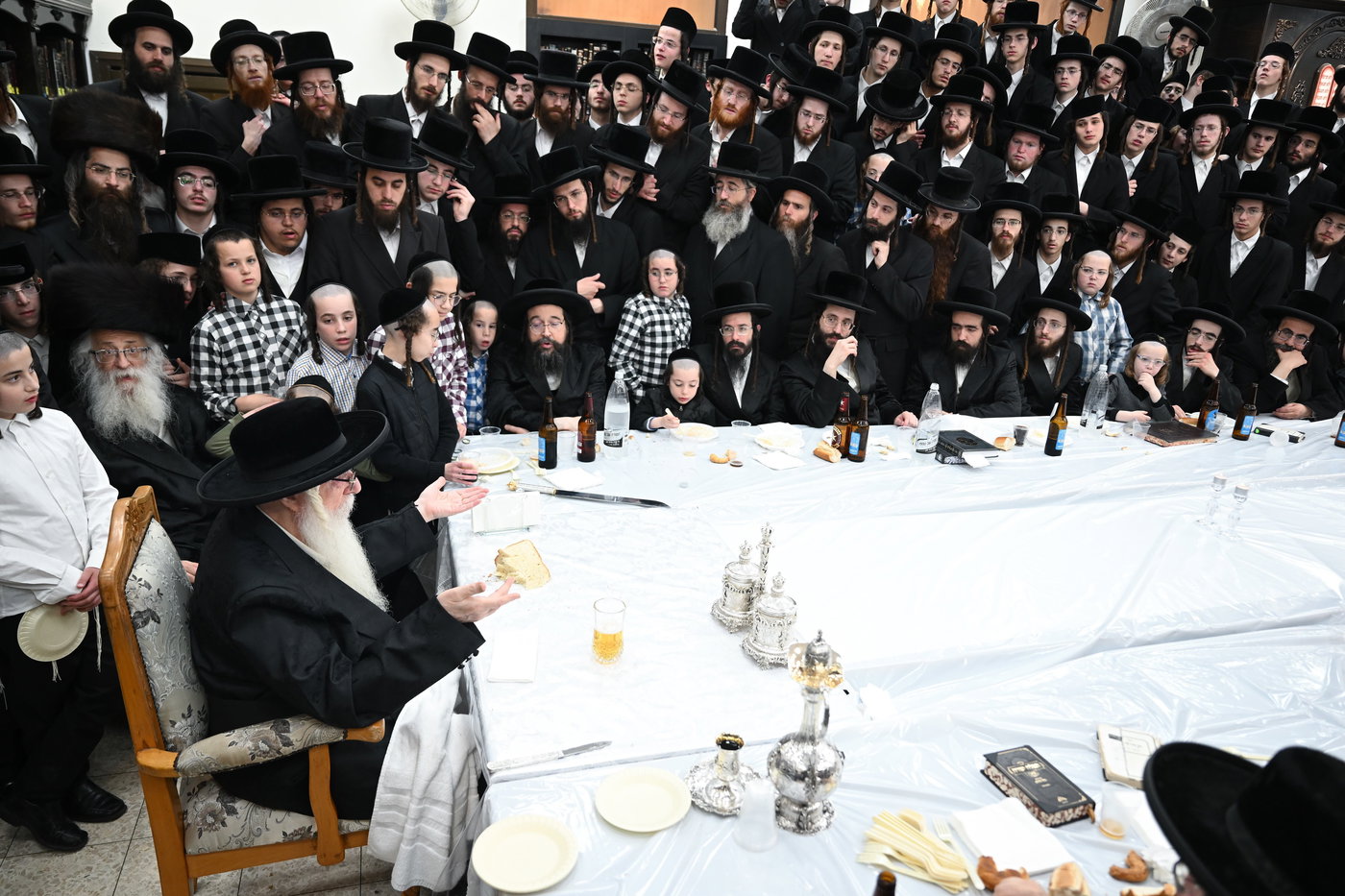 האדמו"ר מצאנז בטיש ערב פסח