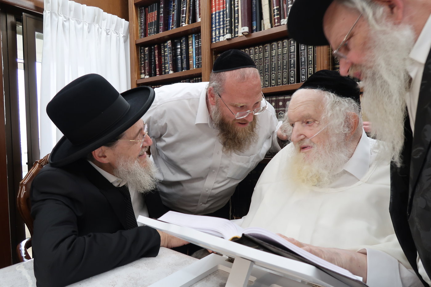 חג הפסח במעונו של הגר"מ שטרנבוך