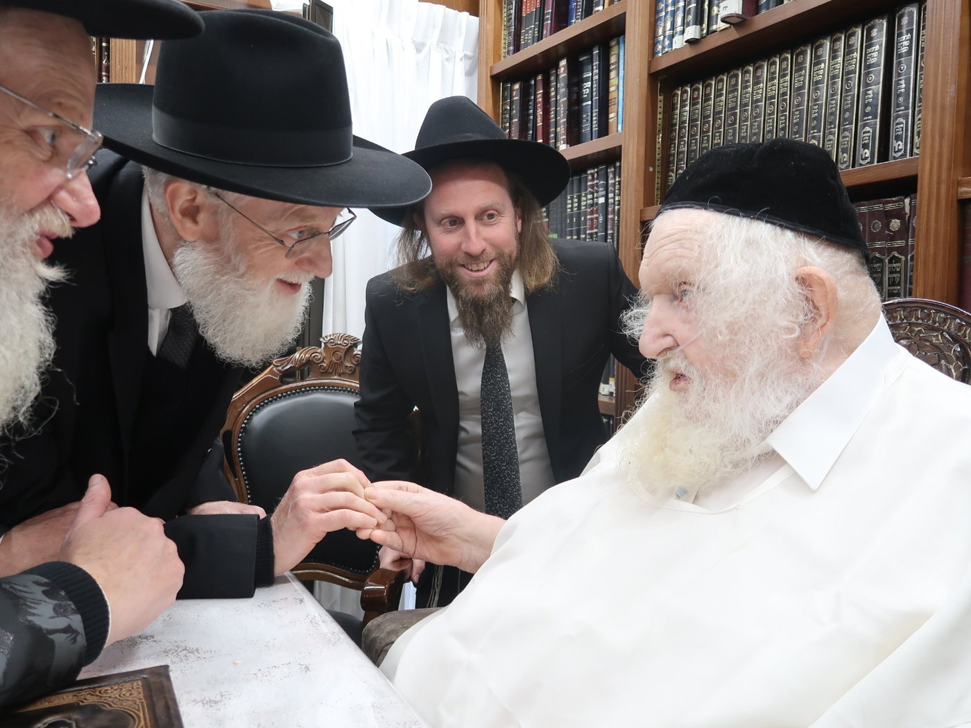 חג הפסח במעונו של הגר"מ שטרנבוך