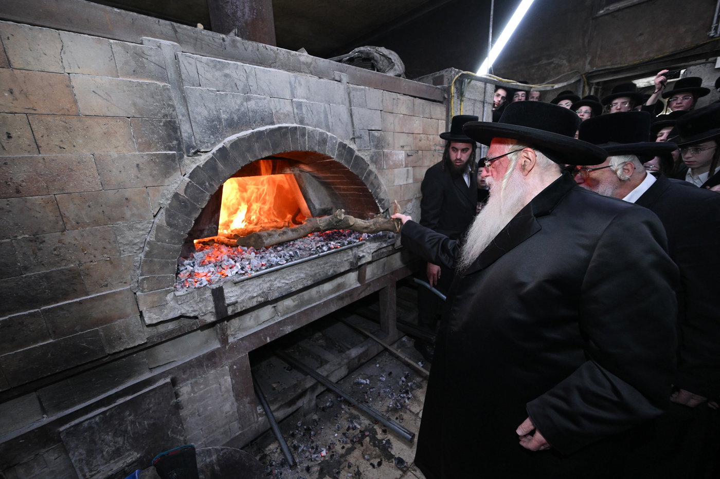 האדמו"ר מצאנז בליבון תנור המצות