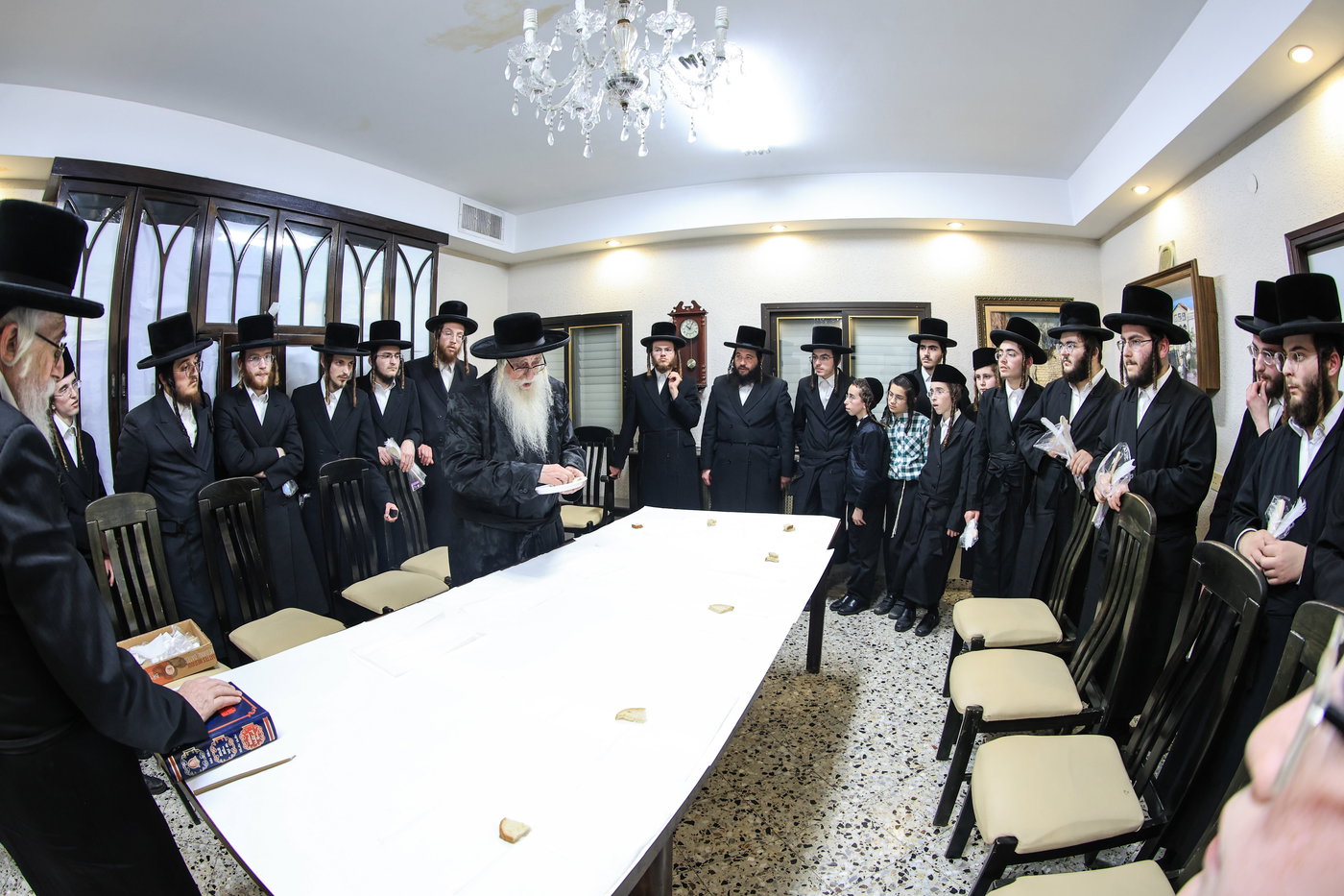 האדמו"ר מצאנז בבדיקת חמץ