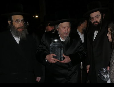 פסח בחצה"ק סקאליע 