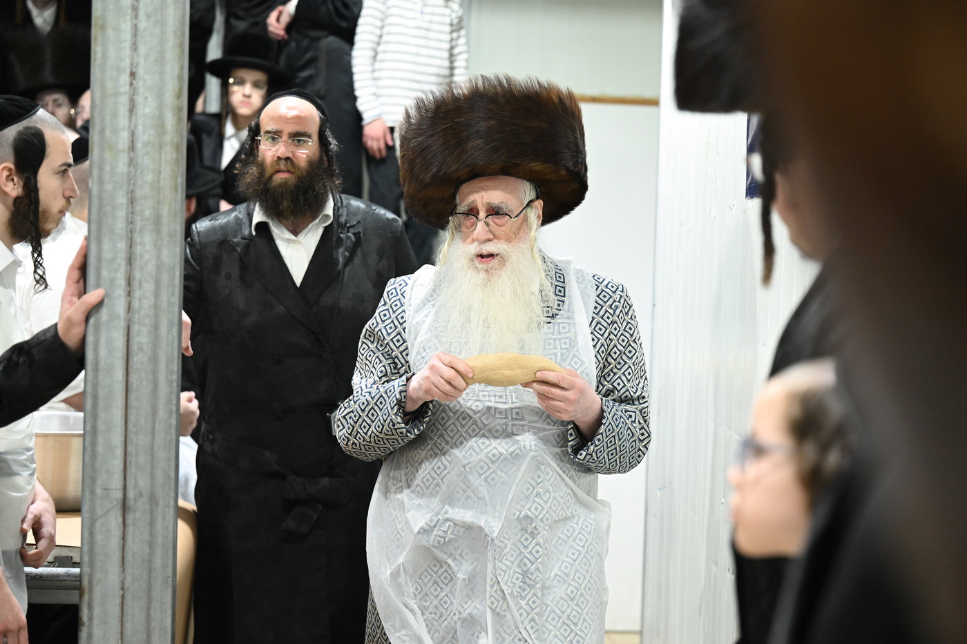 האדמו"ר מצאנז באפיית מצות מצווה