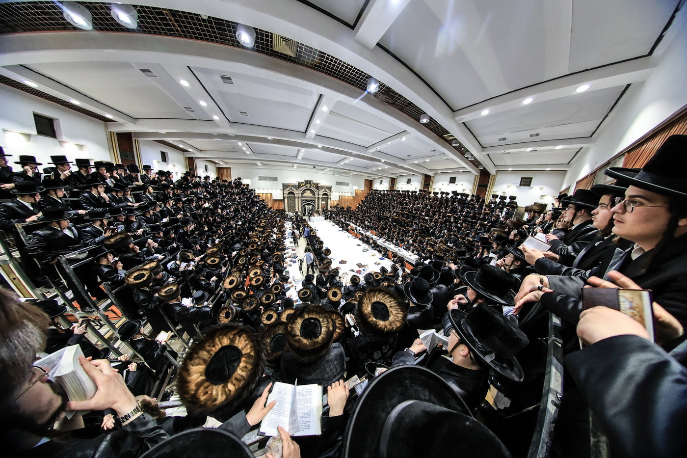 האדמו"ר מצאנז בטיש שביעי של פסח