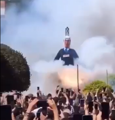 מיצג של שנאה בספרד: בובת ראש הממשלה נתניהו פוצצה והועלתה באש