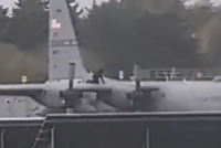 תיעוד יוצא דופן: טיפס על מטוס צבאי אמריקאי ותקף אותו בגרזן