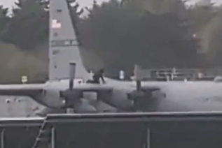 תיעוד יוצא דופן: טיפס על מטוס צבאי אמריקאי ותקף אותו בגרזן 