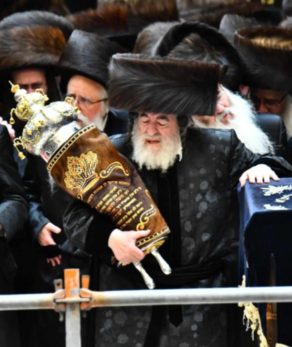 האדמו"ר מויז'ניץ בהכנסת ספר תורה