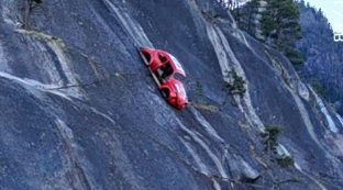 חרדה לנהגים: דגם של רכב שהוצב בשיפוע מעל הכביש הביא למהומה