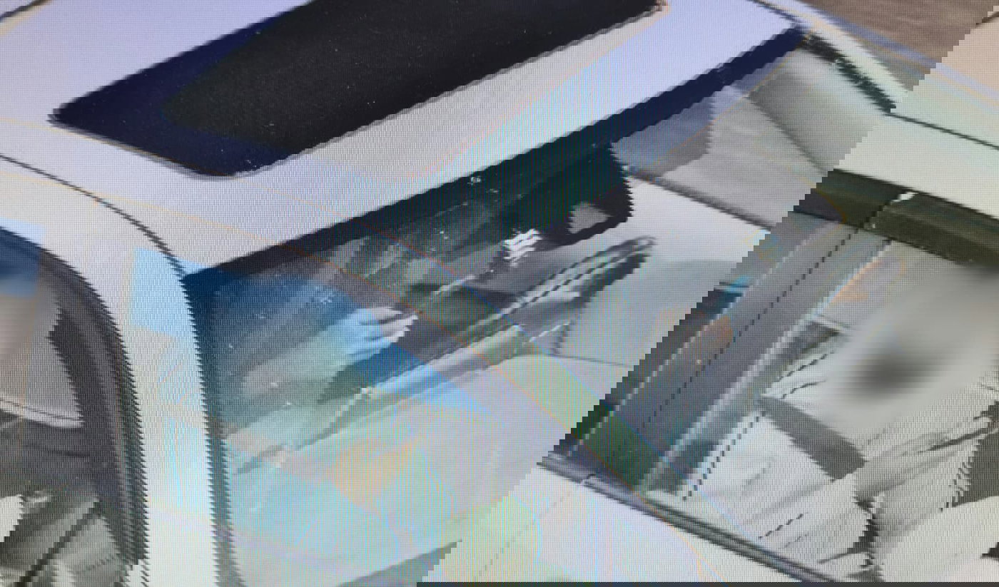 המורה לנהיגה והתלמיד עם הטלפון ביד