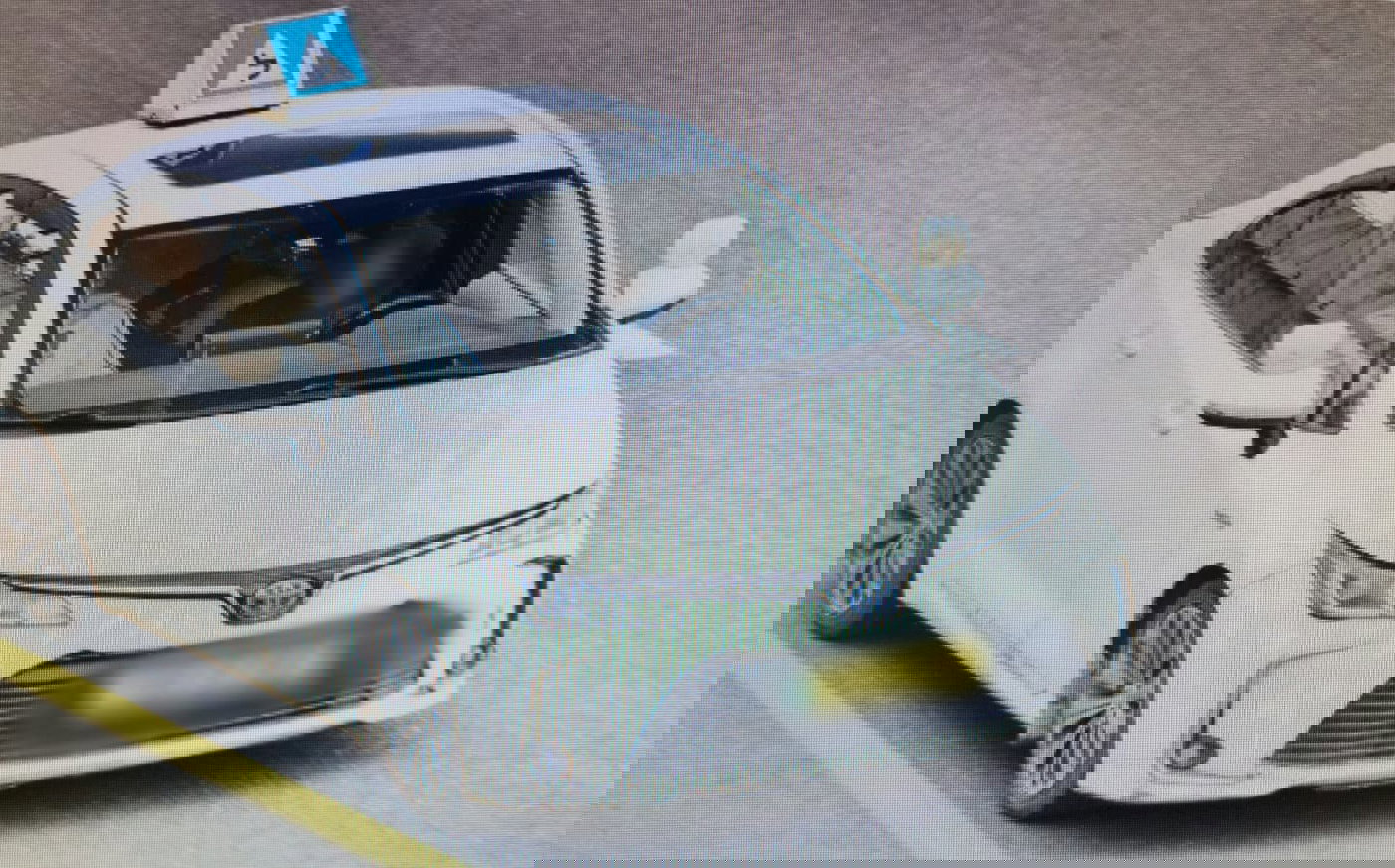 המורה לנהיגה והתלמיד עם הטלפון ביד