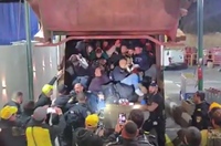 תיעוד חריג: עשרות שב"חים פלסטינים התחבאו בתוך משאית זבל