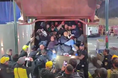 תיעוד חריג: עשרות שב"חים פלסטינים התחבאו בתוך משאית זבל